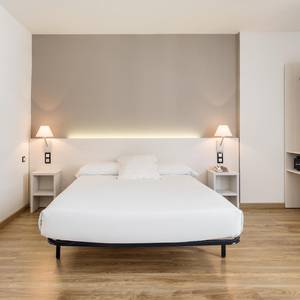 Disabled accessible room Hotel ILUNION Valencia 3
